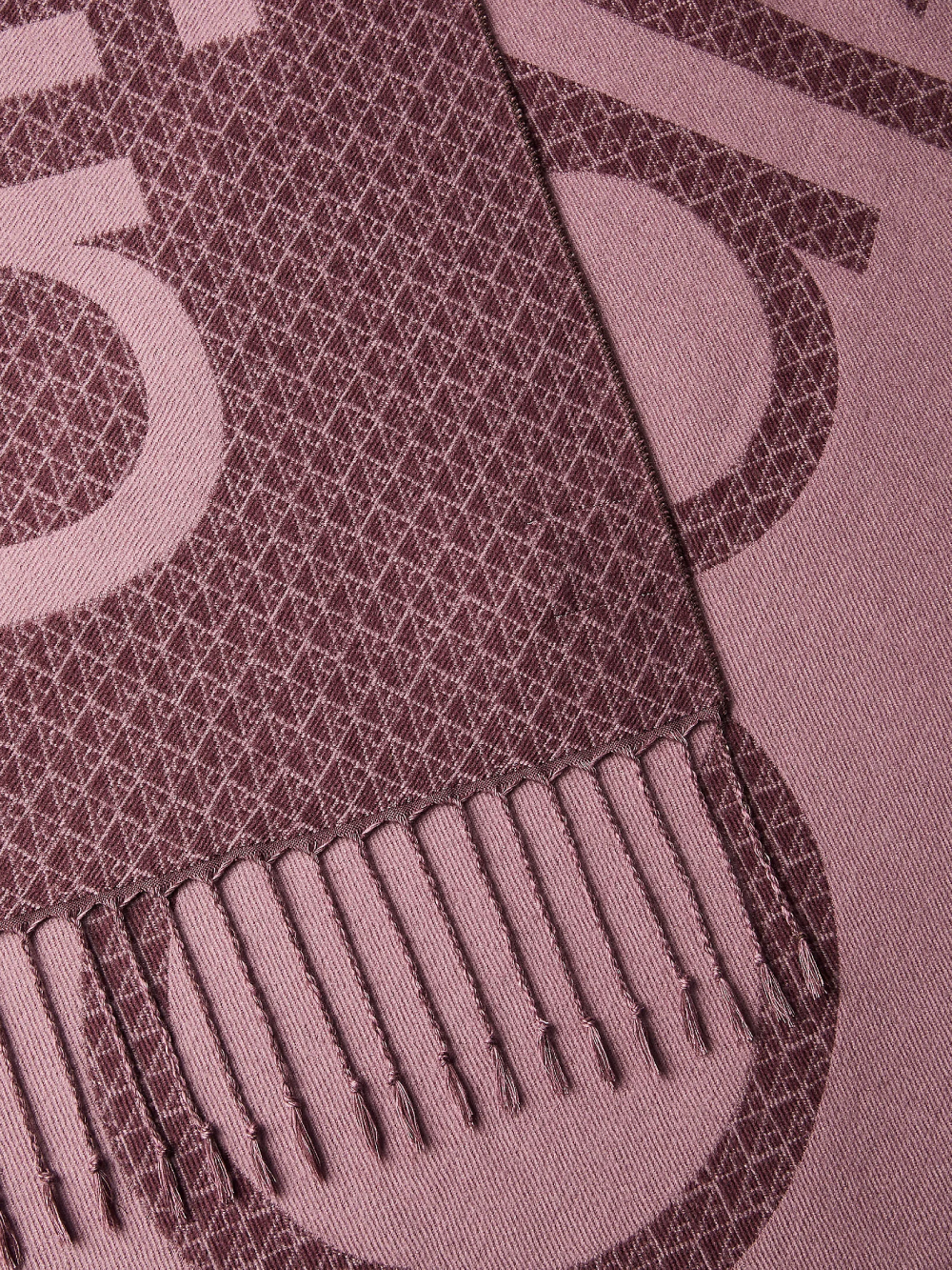 detail Calvin Klein dámská bordó šála