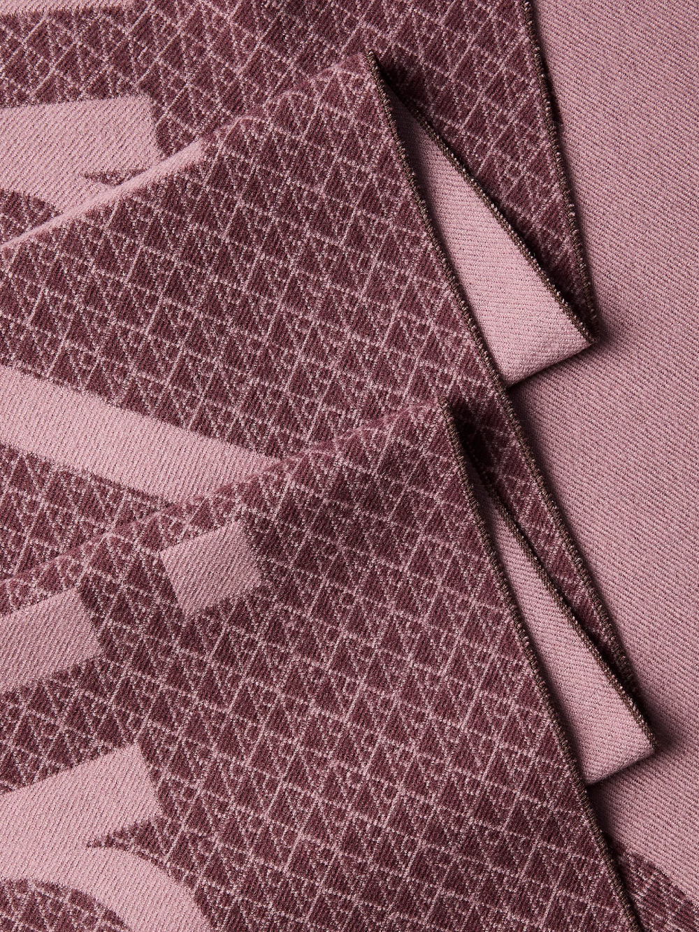 detail Calvin Klein dámská bordó šála