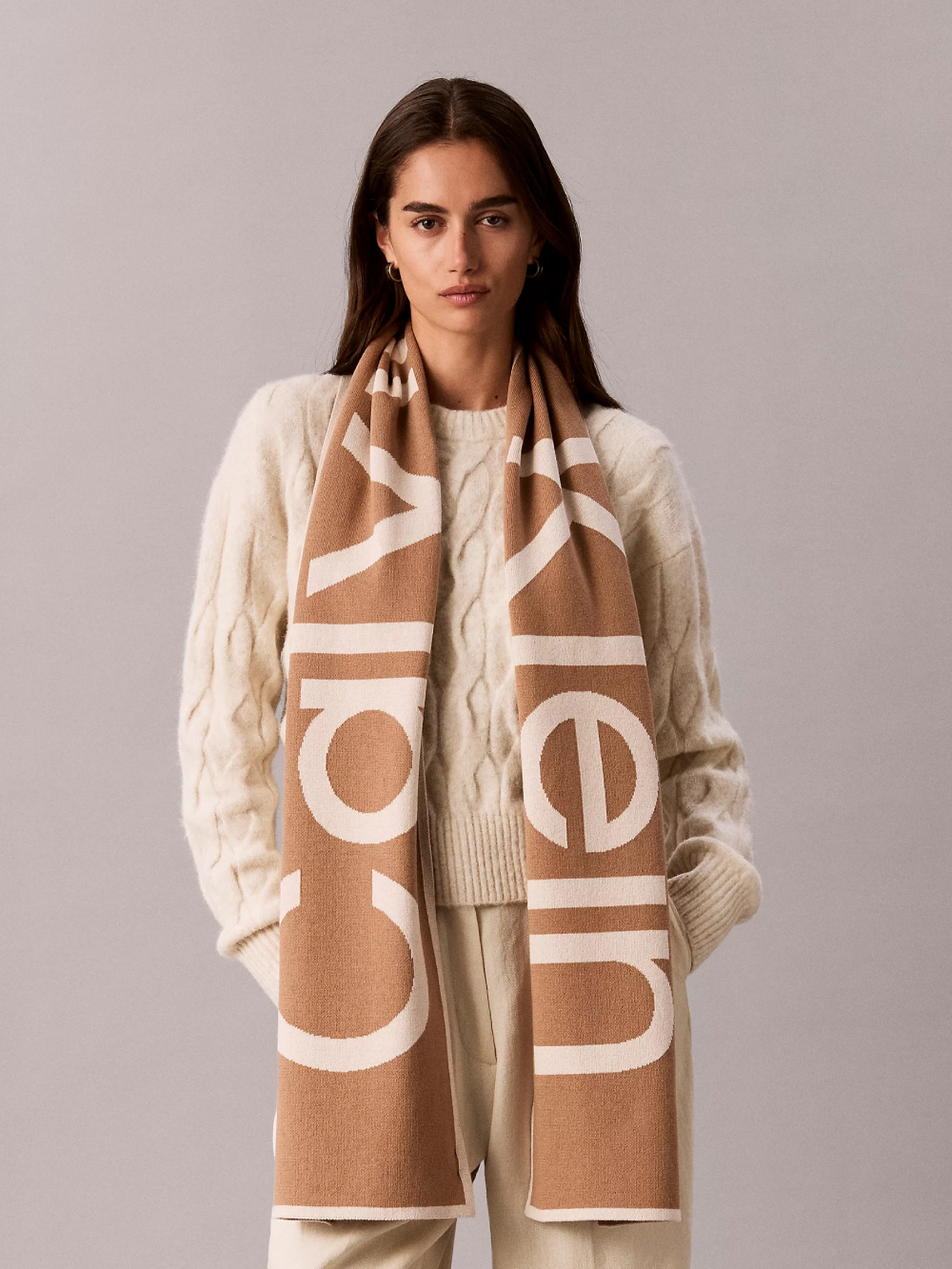 detail Calvin Klein dámská světle hnědá šála