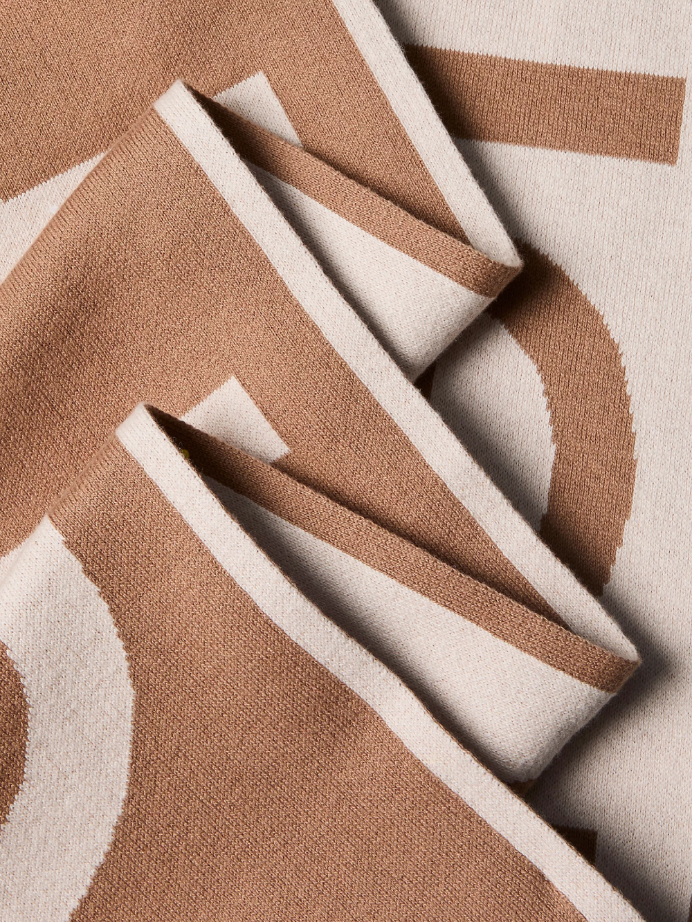 detail Calvin Klein dámská světle hnědá šála