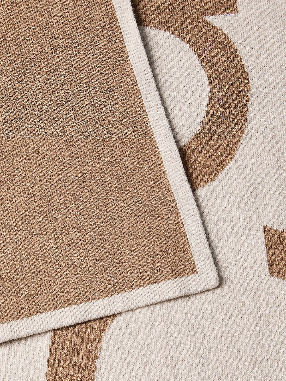 detail Calvin Klein dámská světle hnědá šála