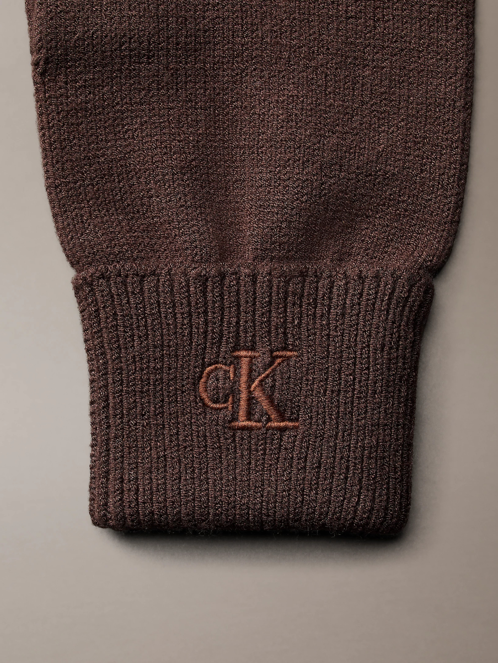 detail Calvin Klein dámské hnědé rukavice