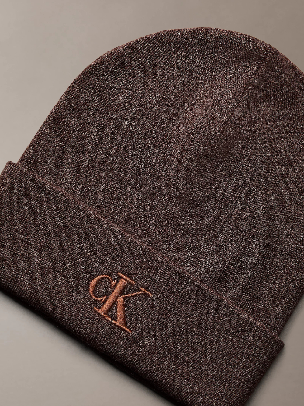detail Calvin Klein dámská hnědá čepice
