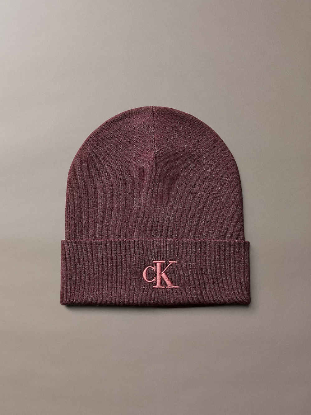 detail Calvin Klein dámská bordó čepice