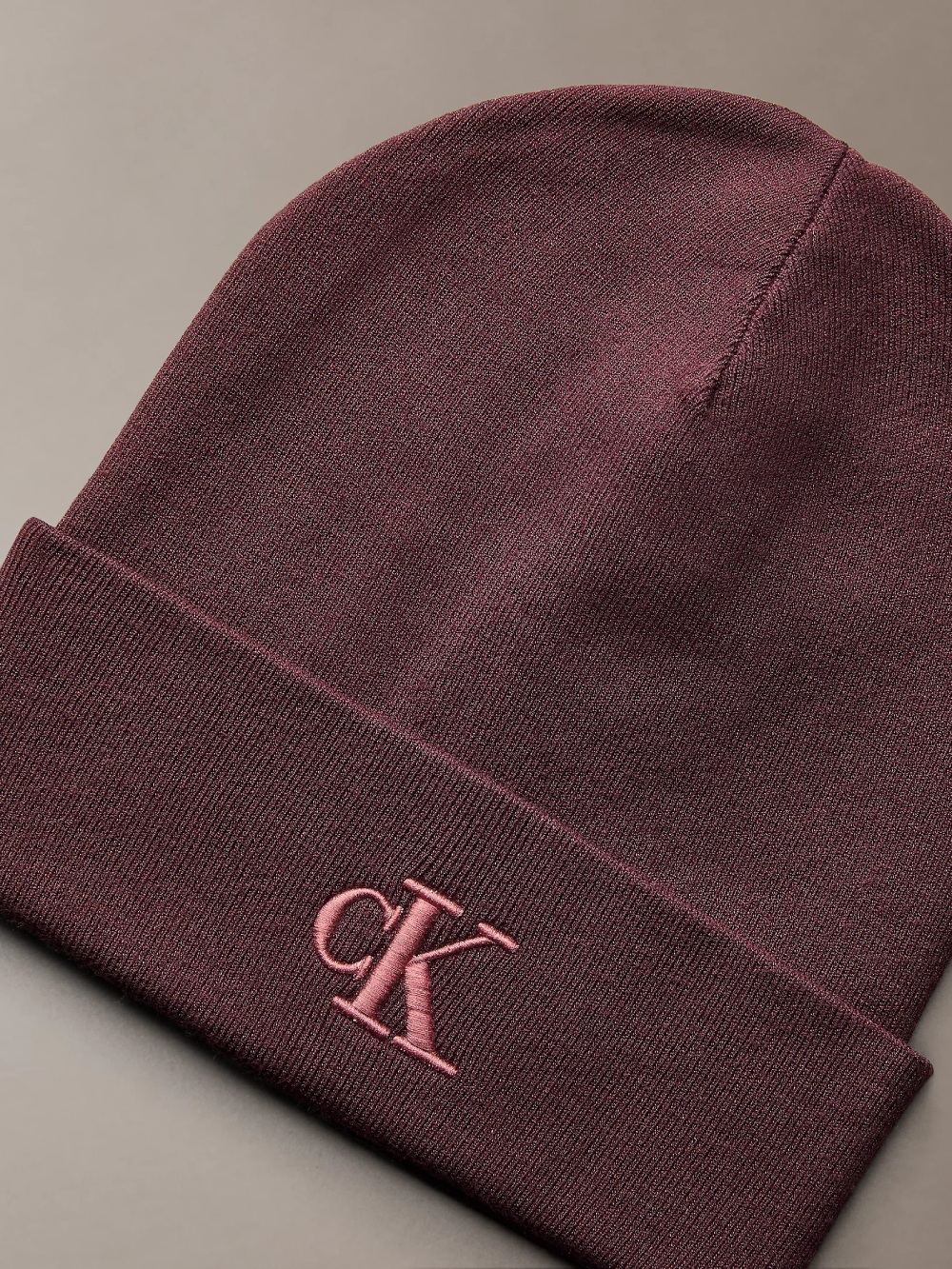 detail Calvin Klein dámská bordó čepice