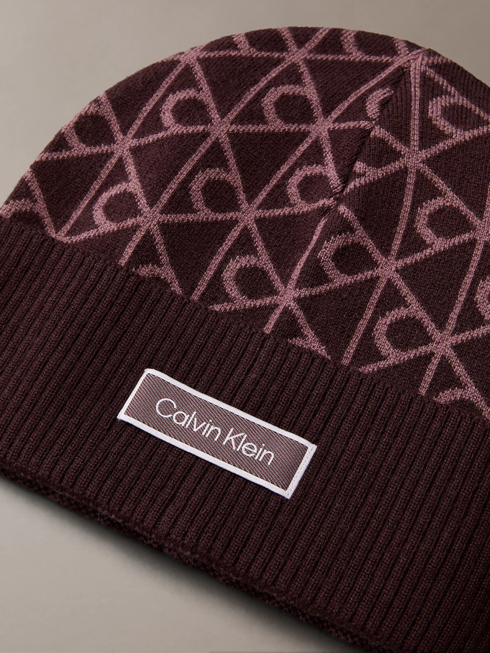 detail Calvin Klein dámská bordó čepice