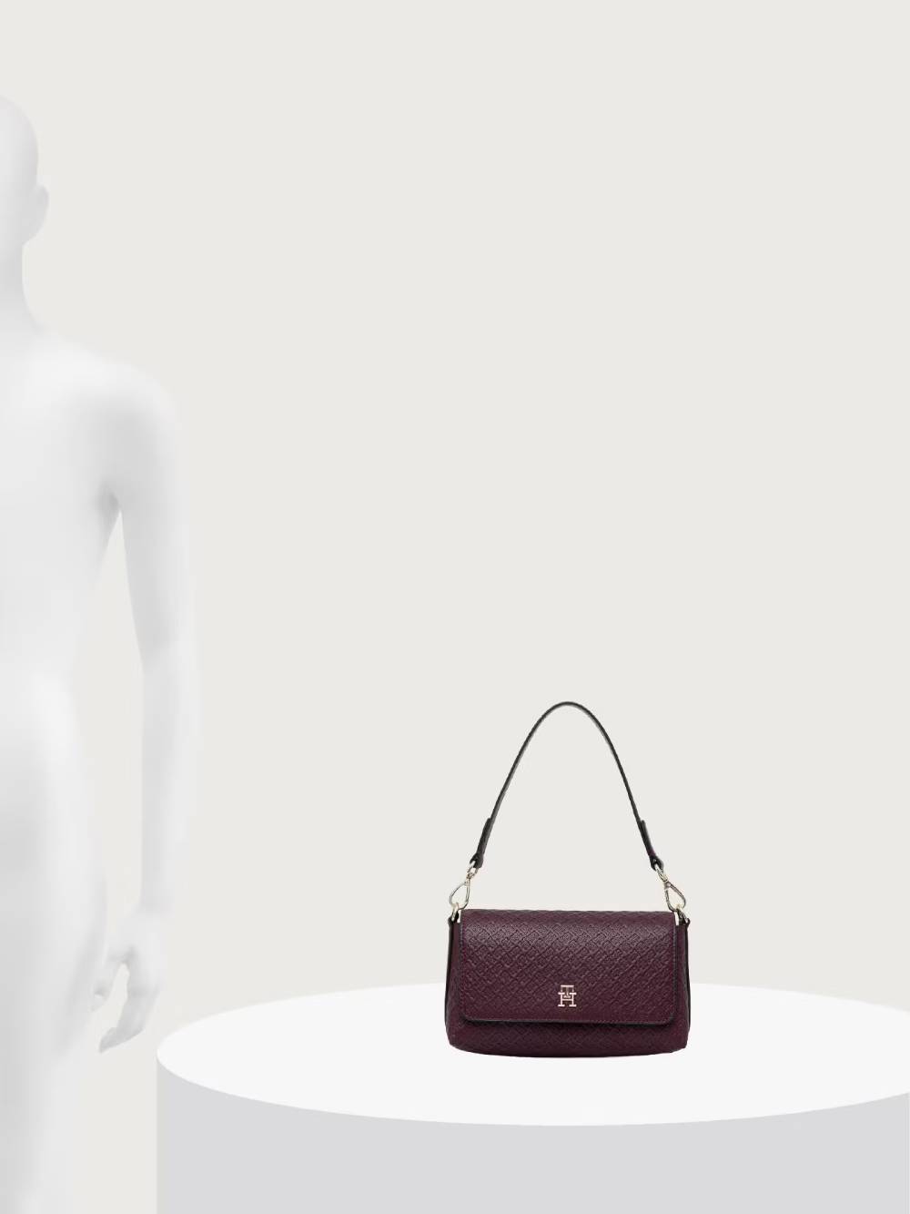 detail Tommy Hilfiger dámská bordová kabelka