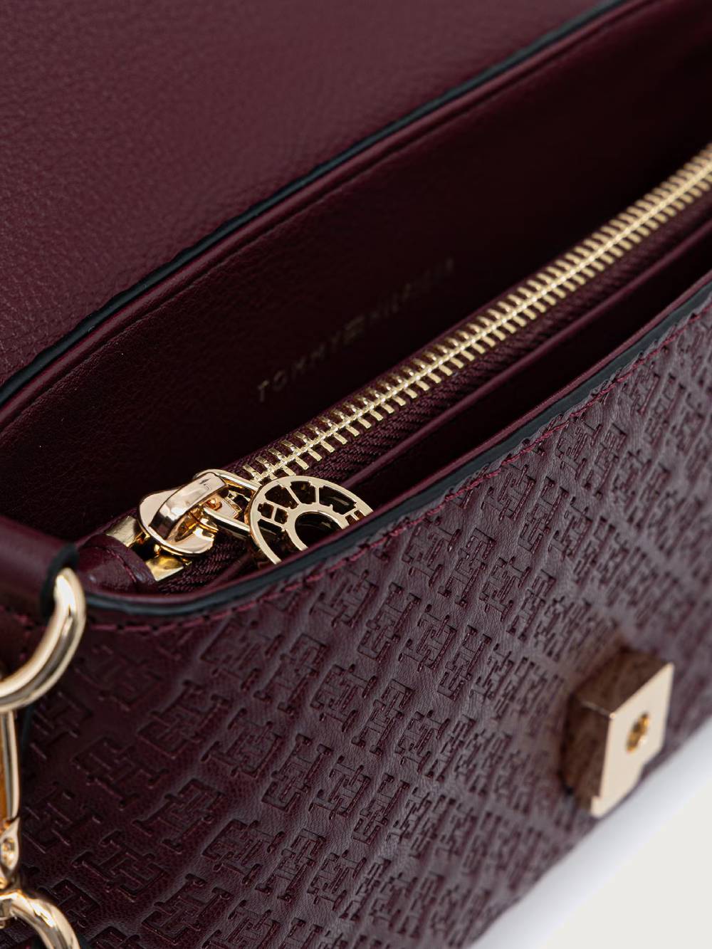 detail Tommy Hilfiger dámská bordová kabelka