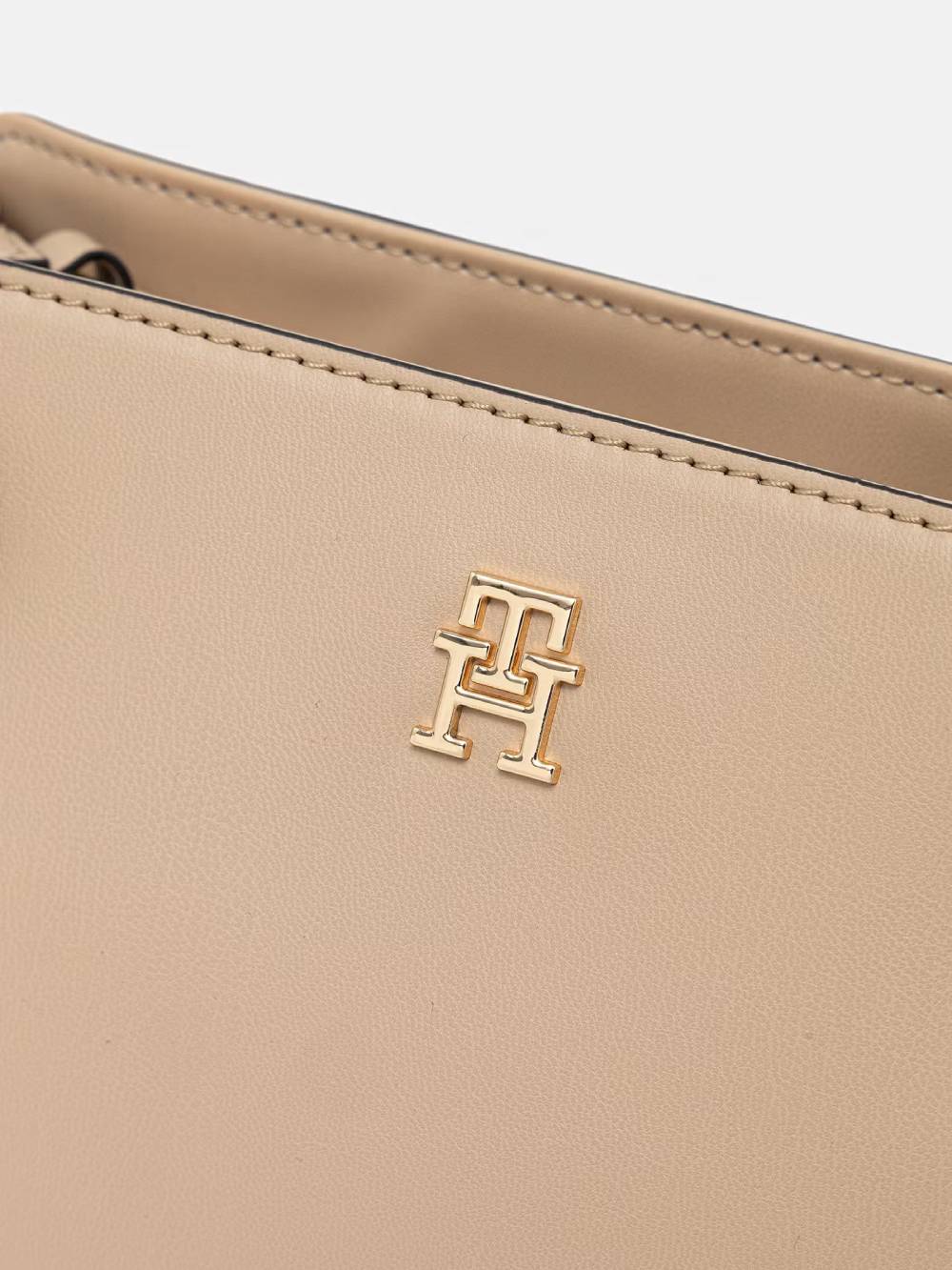 detail Tommy Hilfiger dámská béžová  kabelka