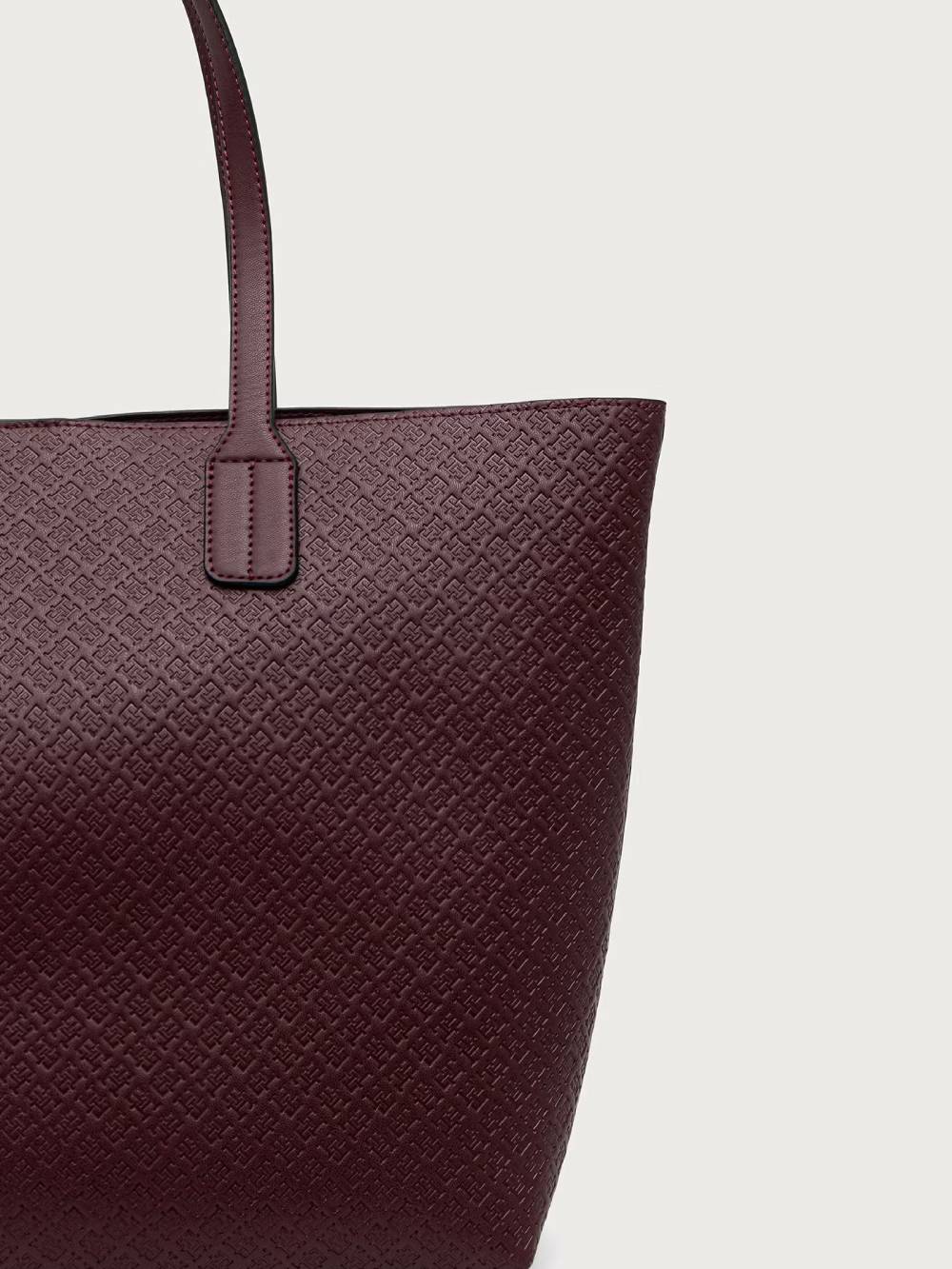 detail Tommy Hilfiger dámská bordová kabelka