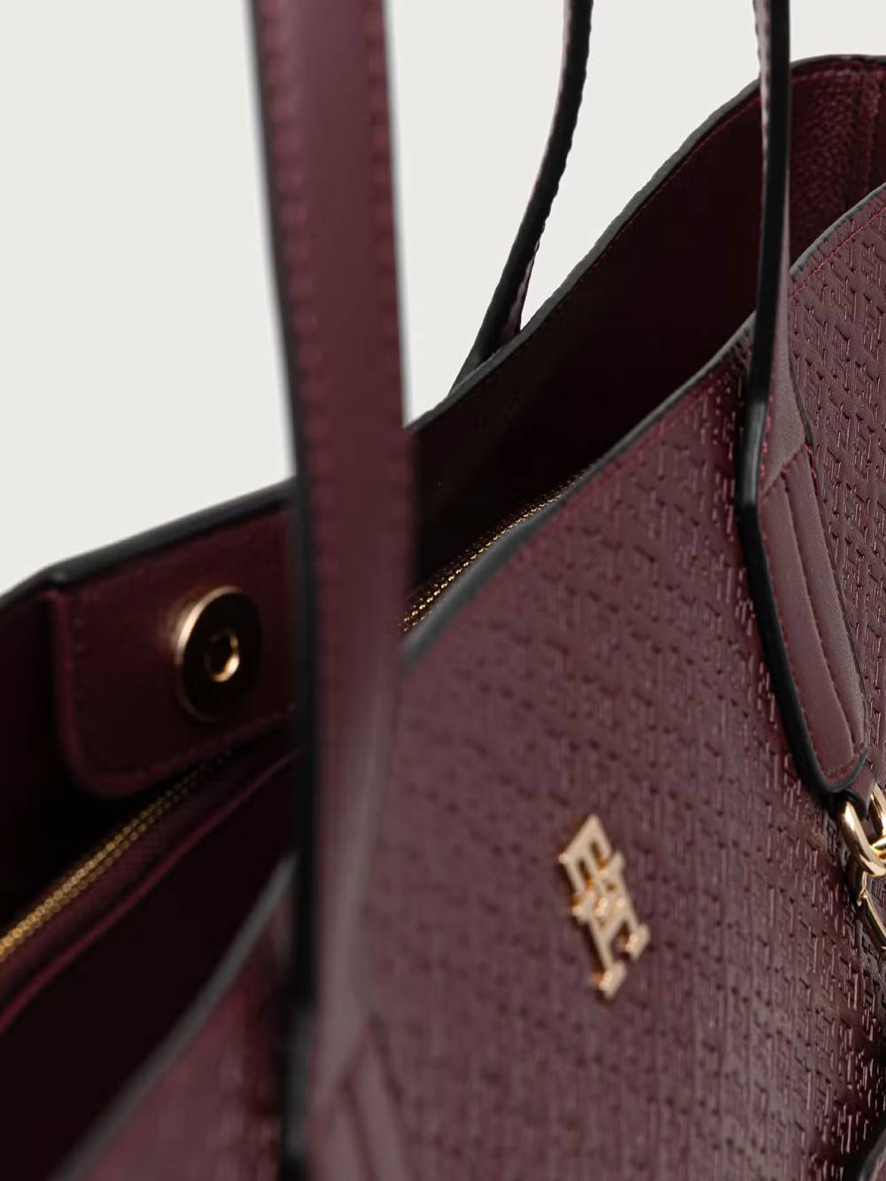 detail Tommy Hilfiger dámská bordová kabelka