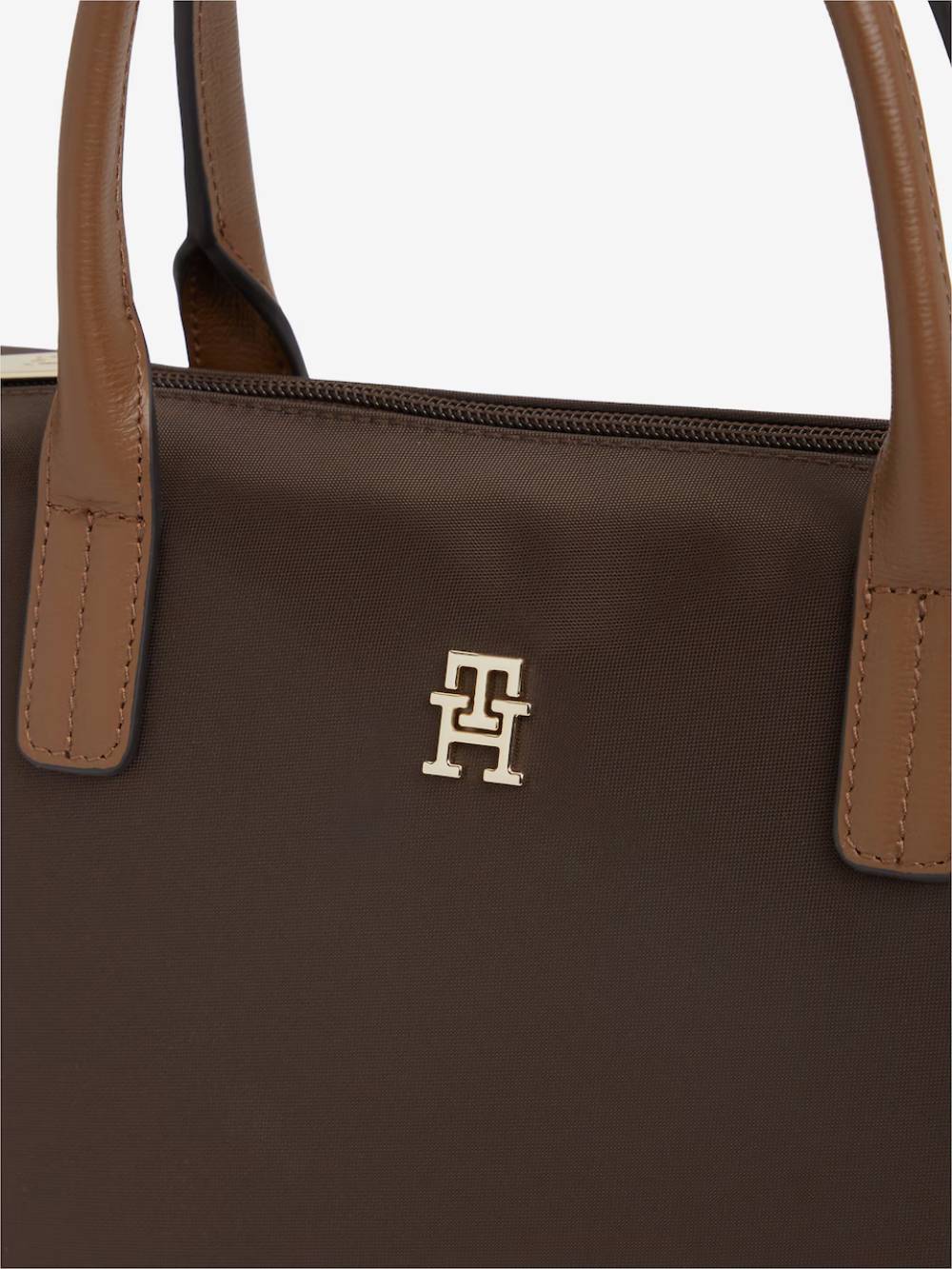 detail Tommy Hilfiger dámská hnědá kabelka
