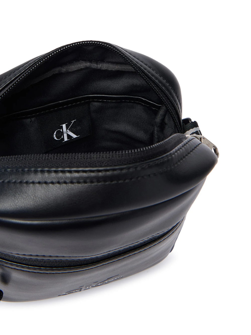 detail Calvin Klein pánská černá taška