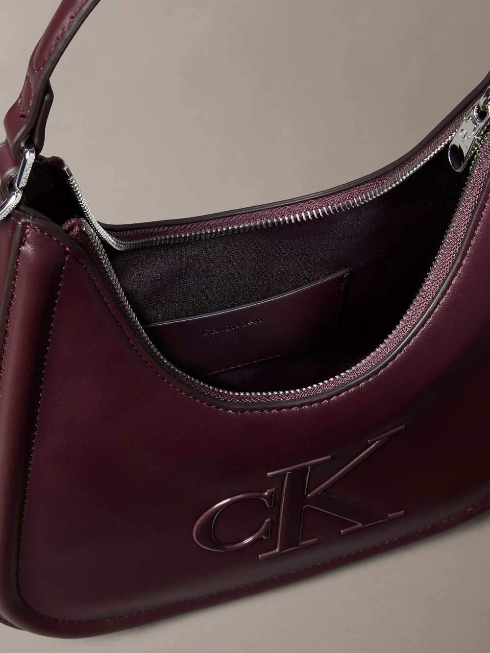 detail Calvin Klein dámská vínová kabelka