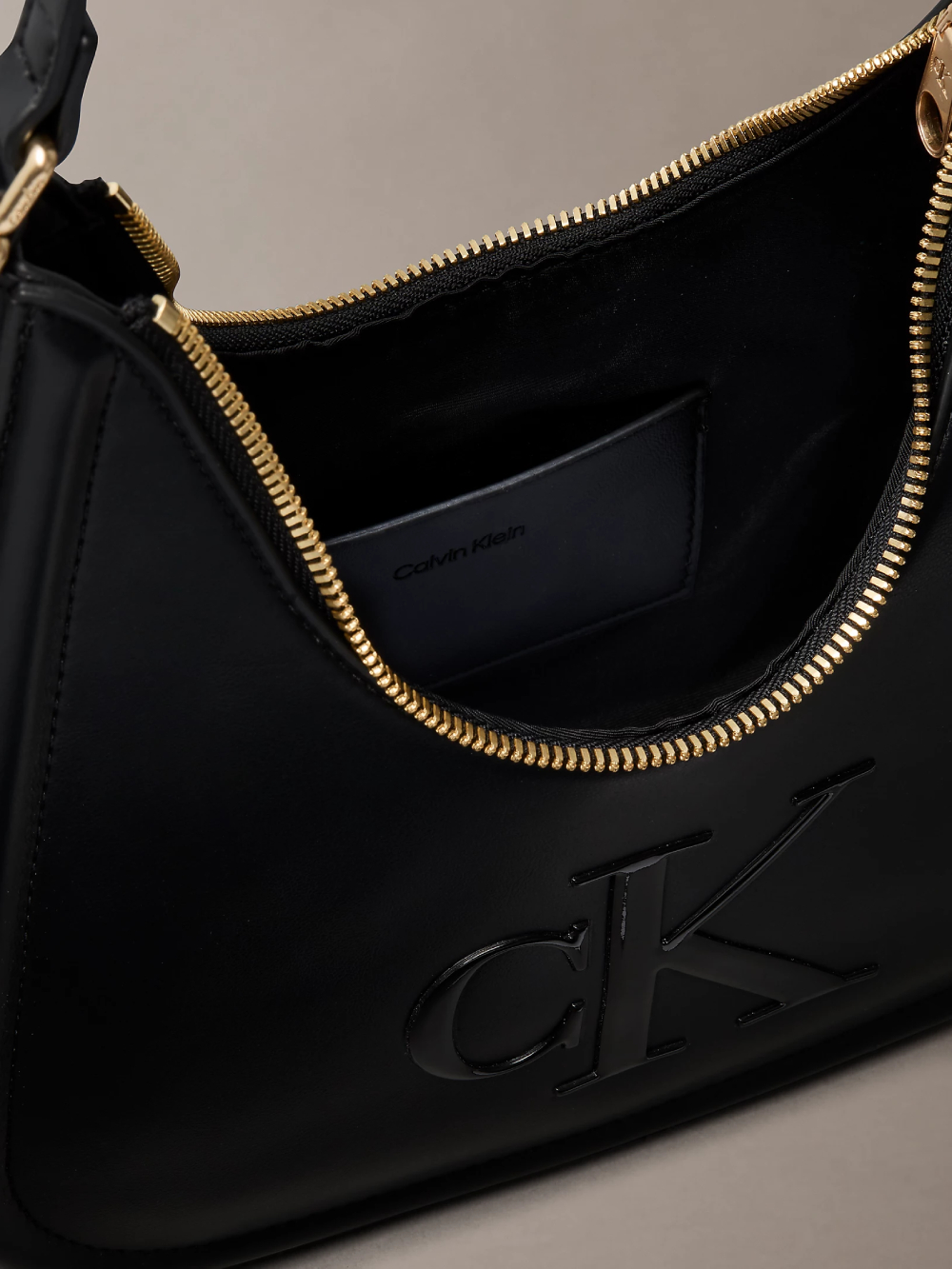 detail Calvin Klein dámská černá kabelka