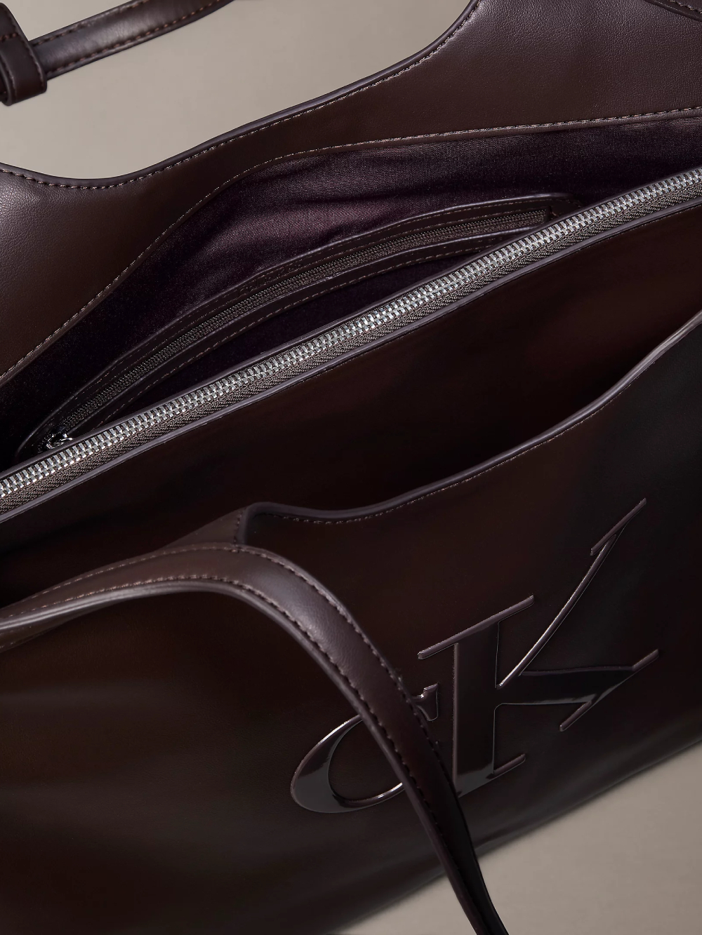 detail Calvin Klein dámská hnědá kabelka