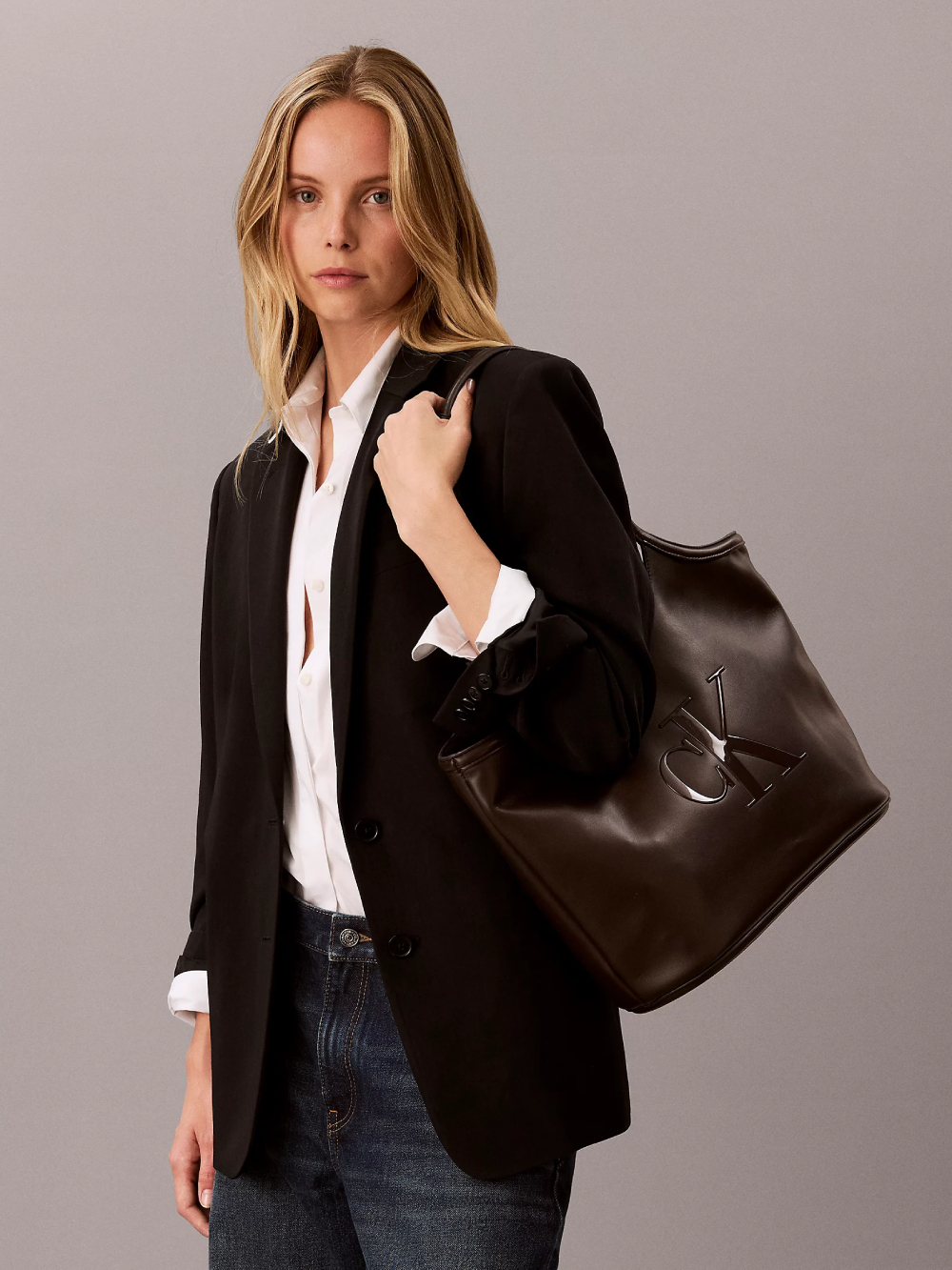 detail Calvin Klein dámská hnědá kabelka