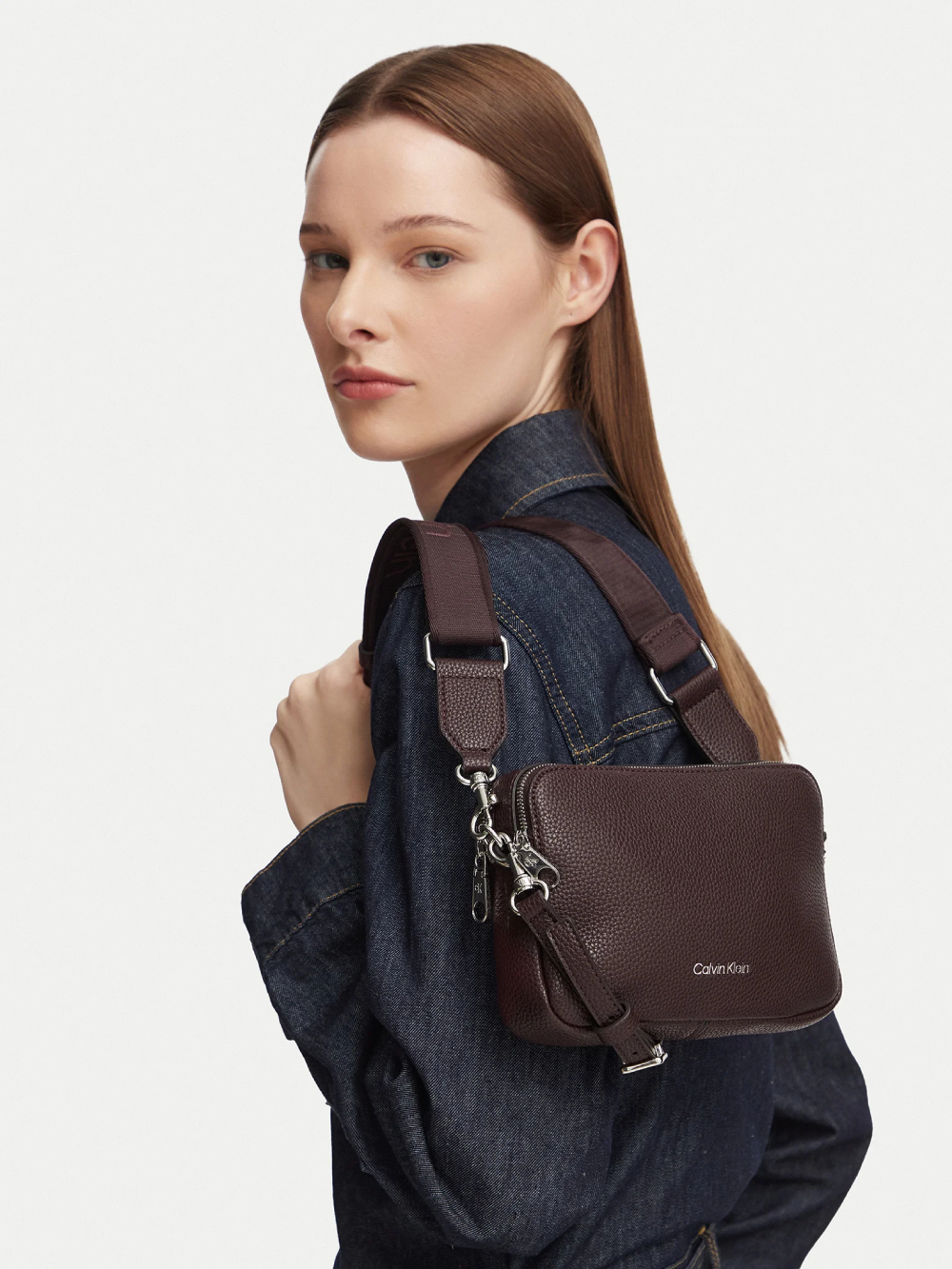 detail Calvin Klein dámská vínová kabelka