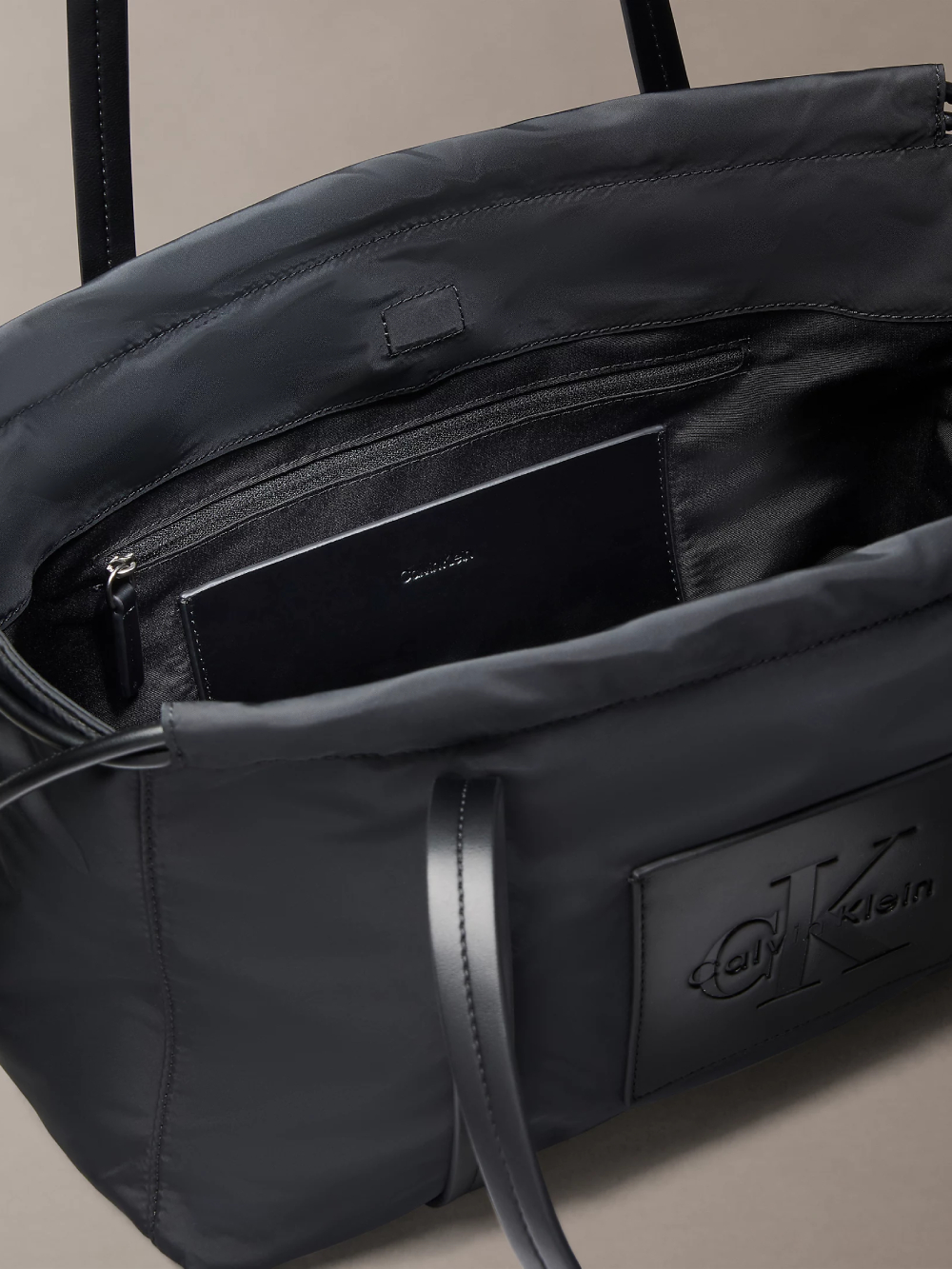 detail Calvin Klein dámská černá kabelka