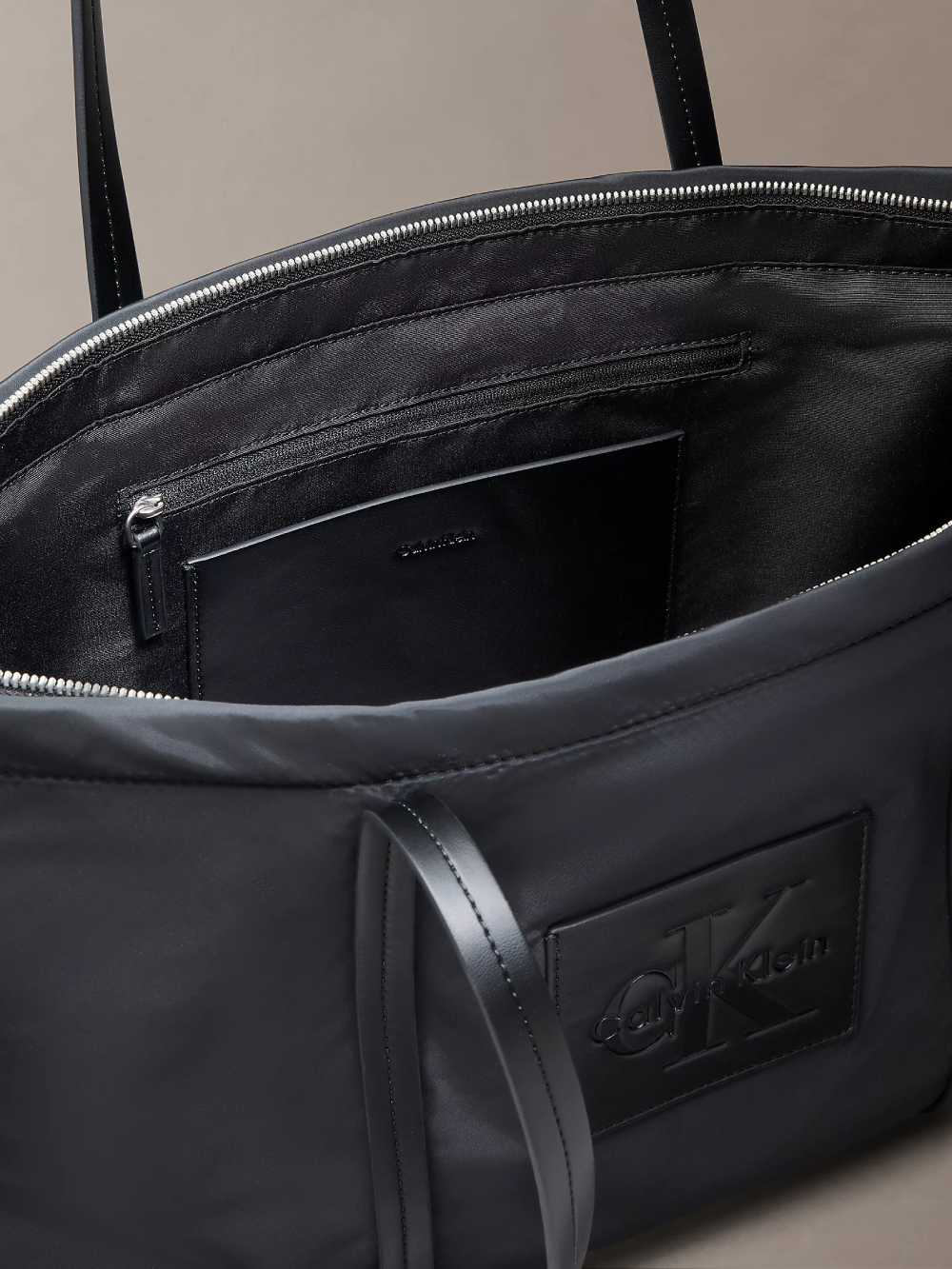 detail Calvin Klein dámská černá kabelka