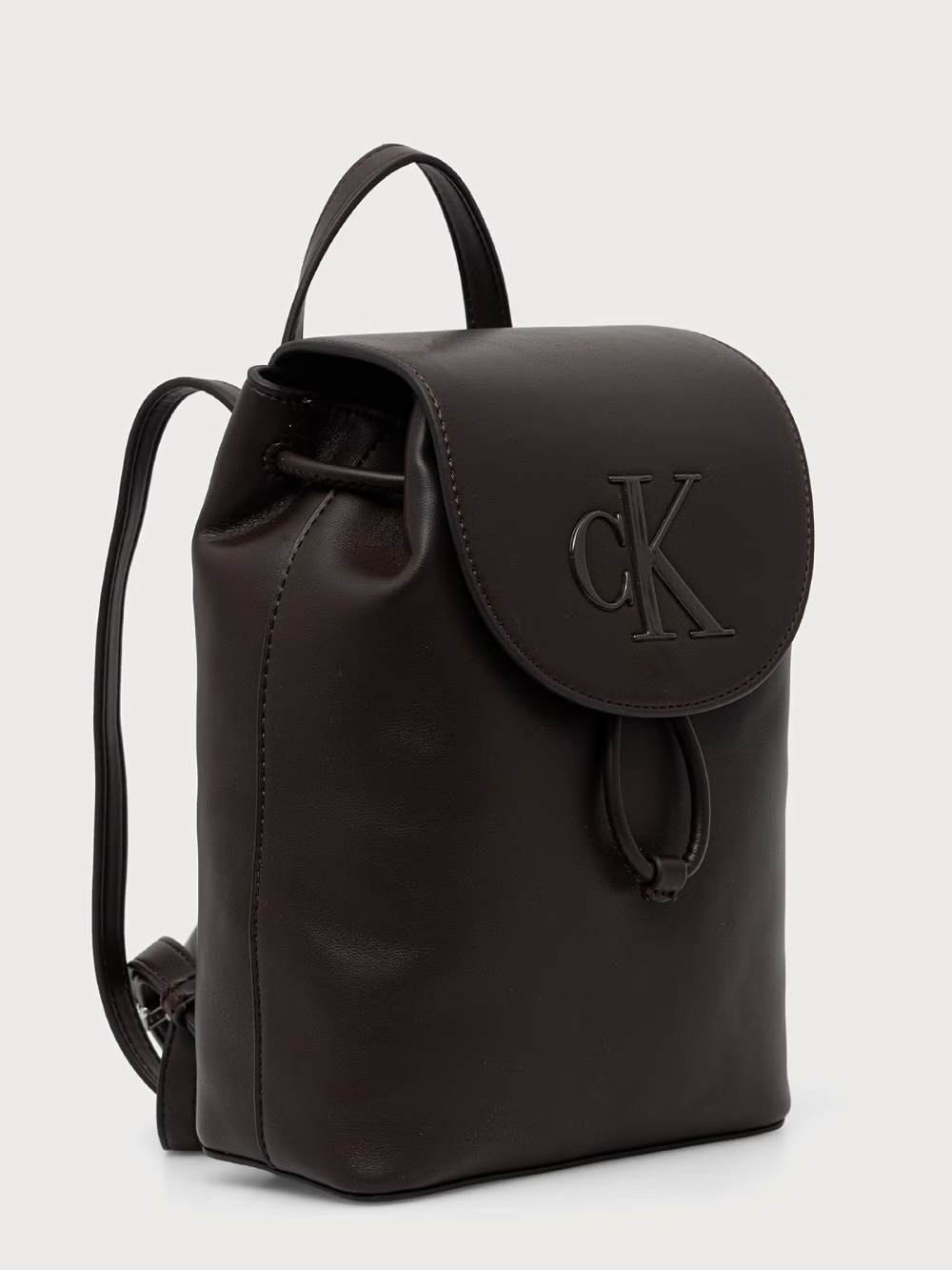 detail Calvin Klein dámský hnědý batoh