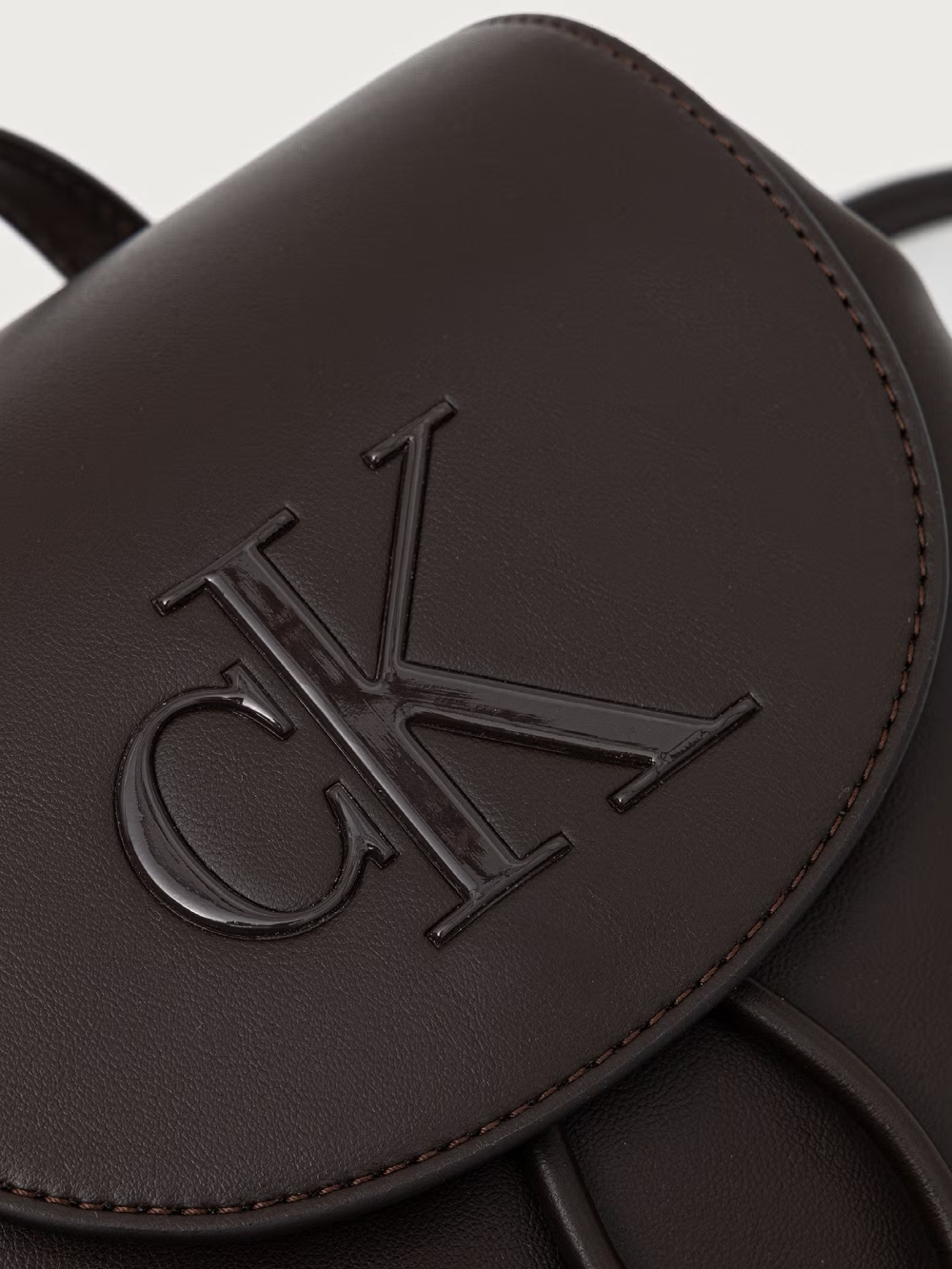 detail Calvin Klein dámský hnědý batoh