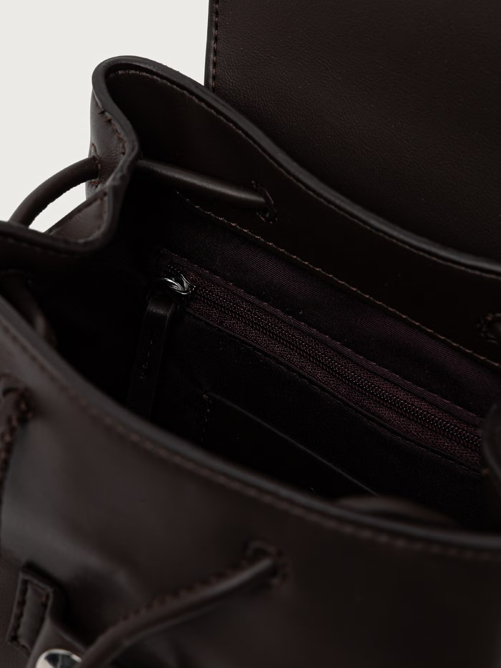 detail Calvin Klein dámský hnědý batoh