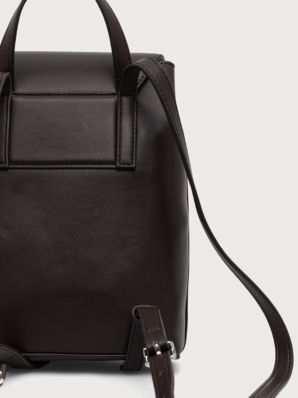 detail Calvin Klein dámský hnědý batoh