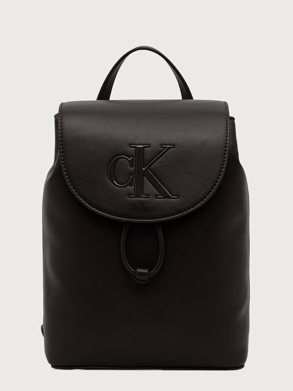 detail Calvin Klein dámský hnědý batoh