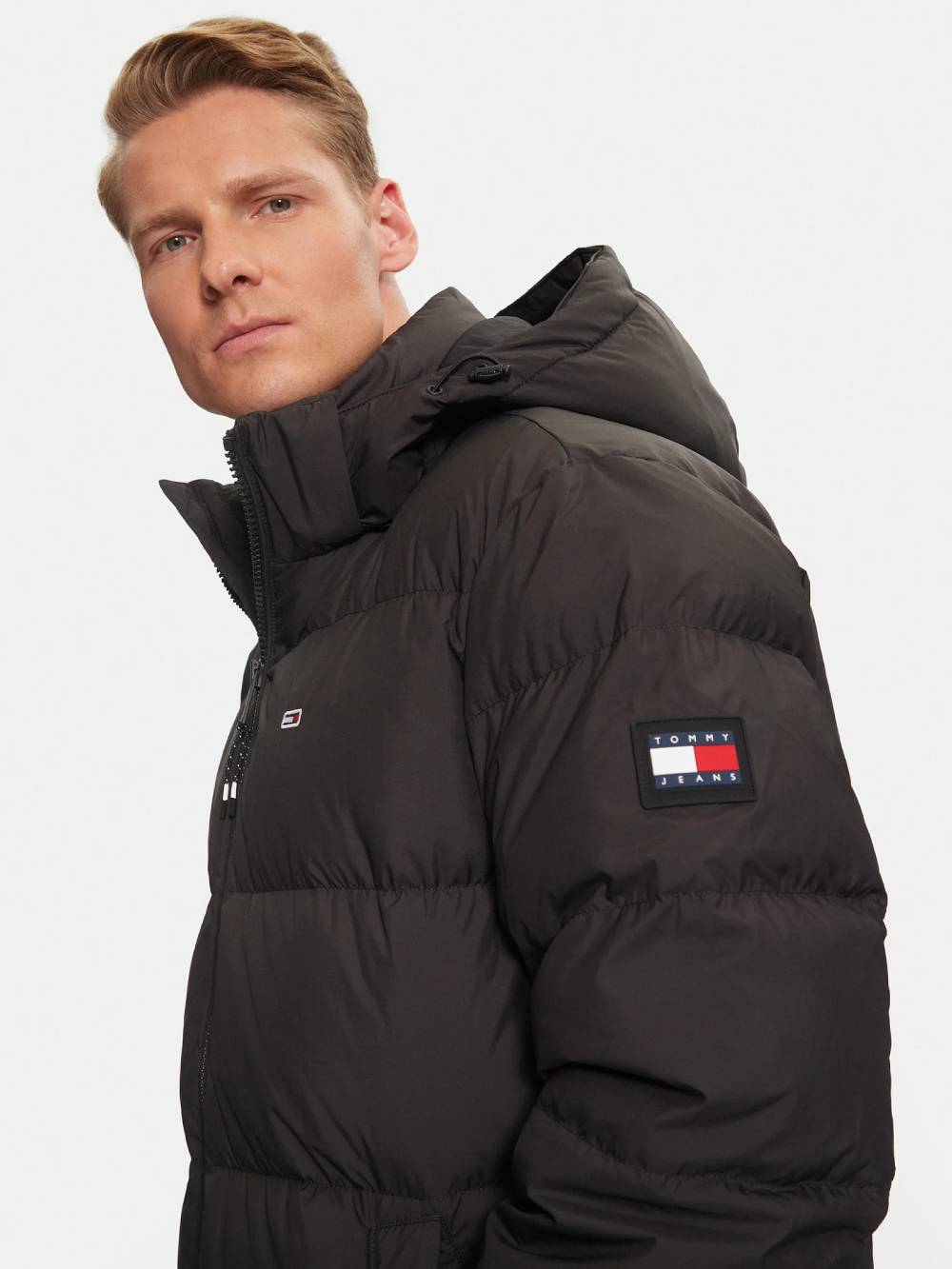 detail Tommy Jeans pánská černá parka