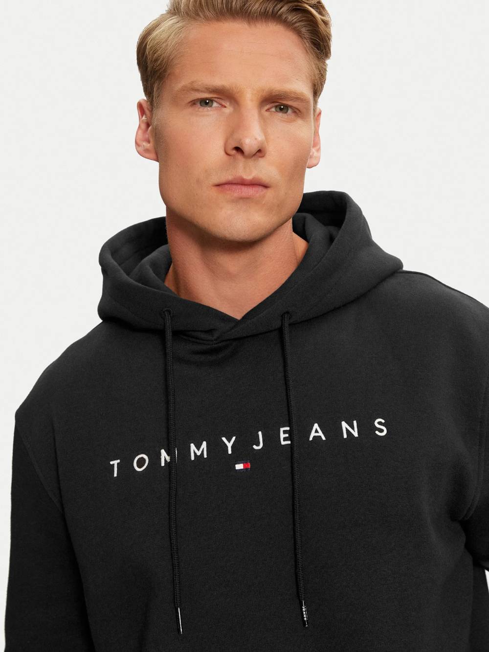 detail Tommy Jeans pánská černá mikina