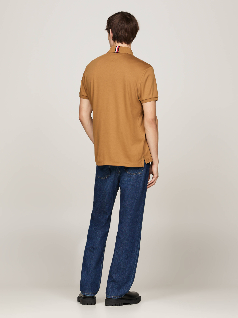 detail Tommy Hilfiger pánské hnědé polo tričko