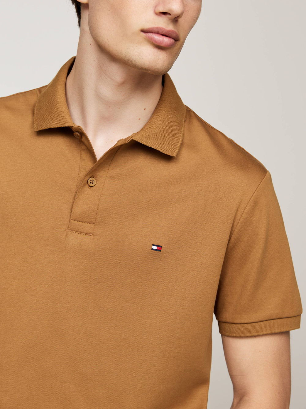 detail Tommy Hilfiger pánské hnědé polo tričko