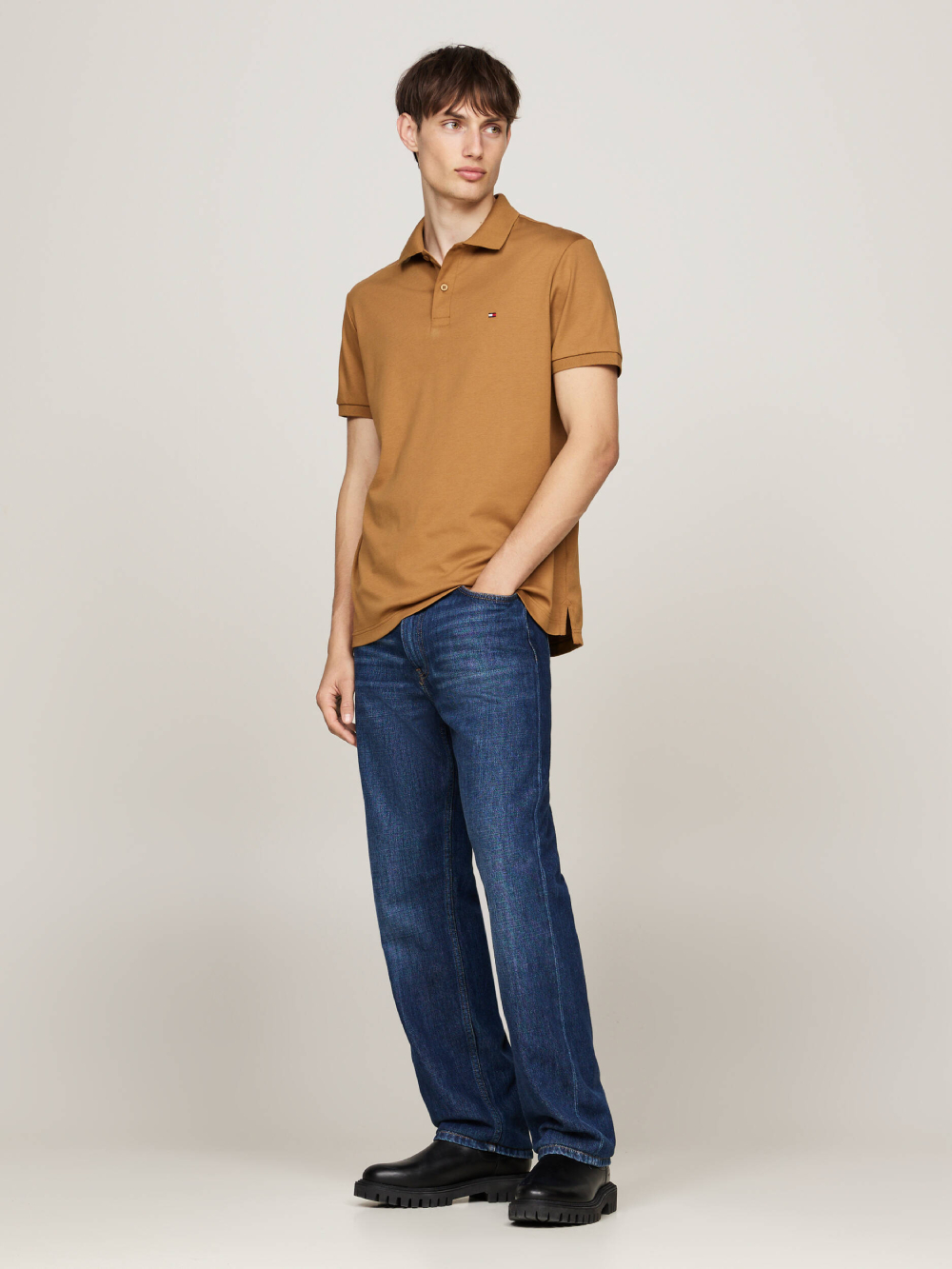 detail Tommy Hilfiger pánské hnědé polo tričko