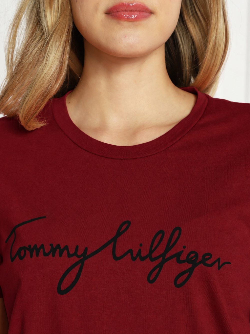 detail Tommy Hilfiger dámské vínové tričko