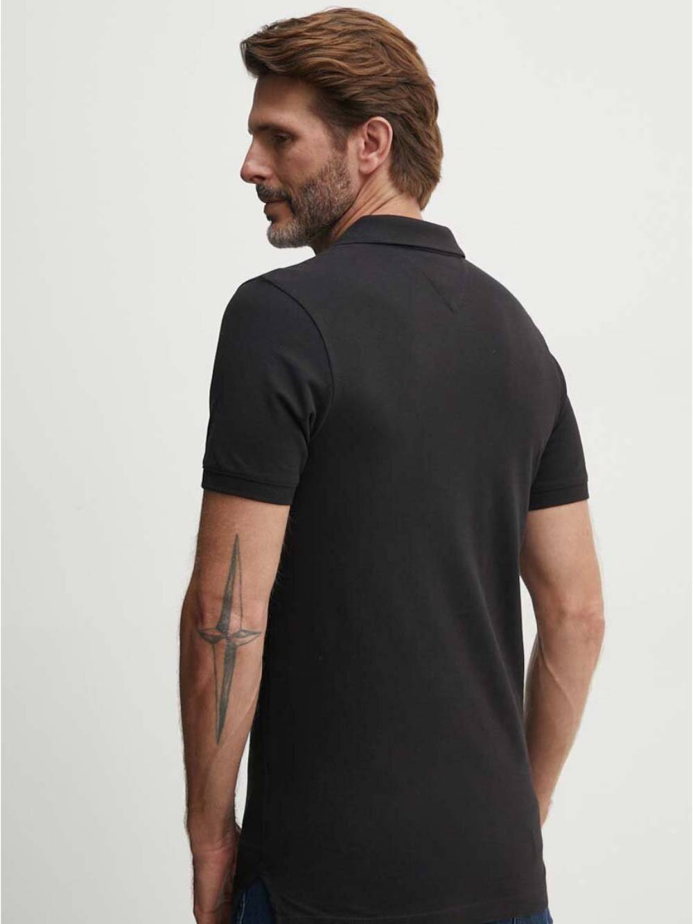 detail Tommy Jeans pánské černé polo tričko