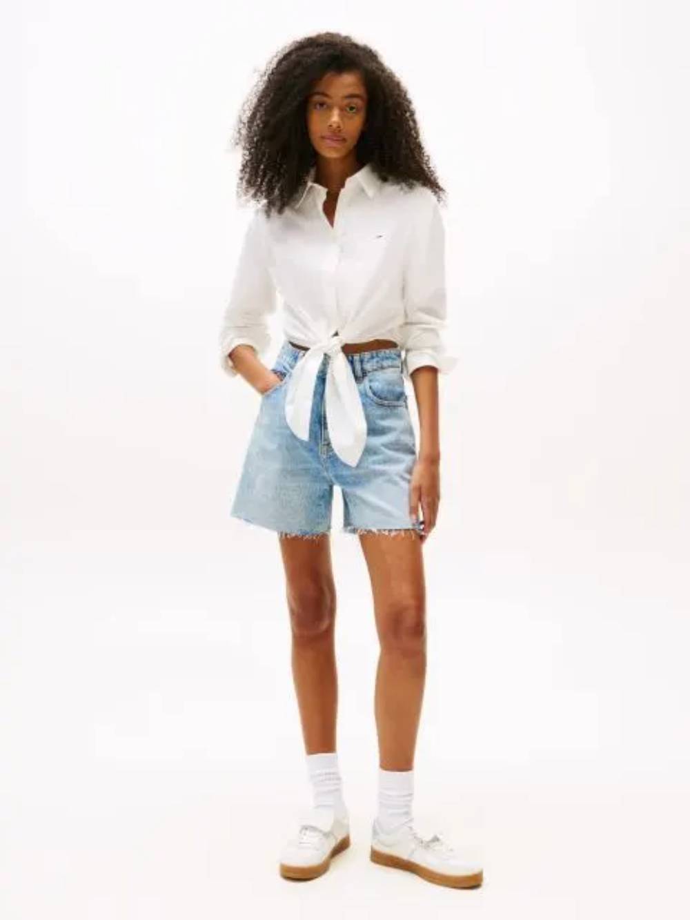 detail Tommy Jeans dámská bílá košile