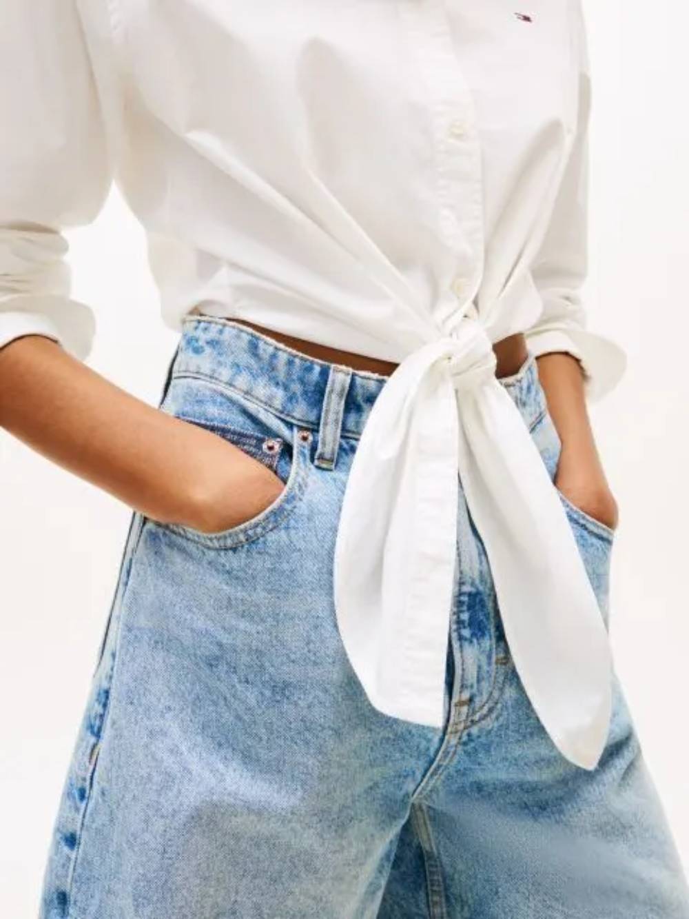 detail Tommy Jeans dámská bílá košile