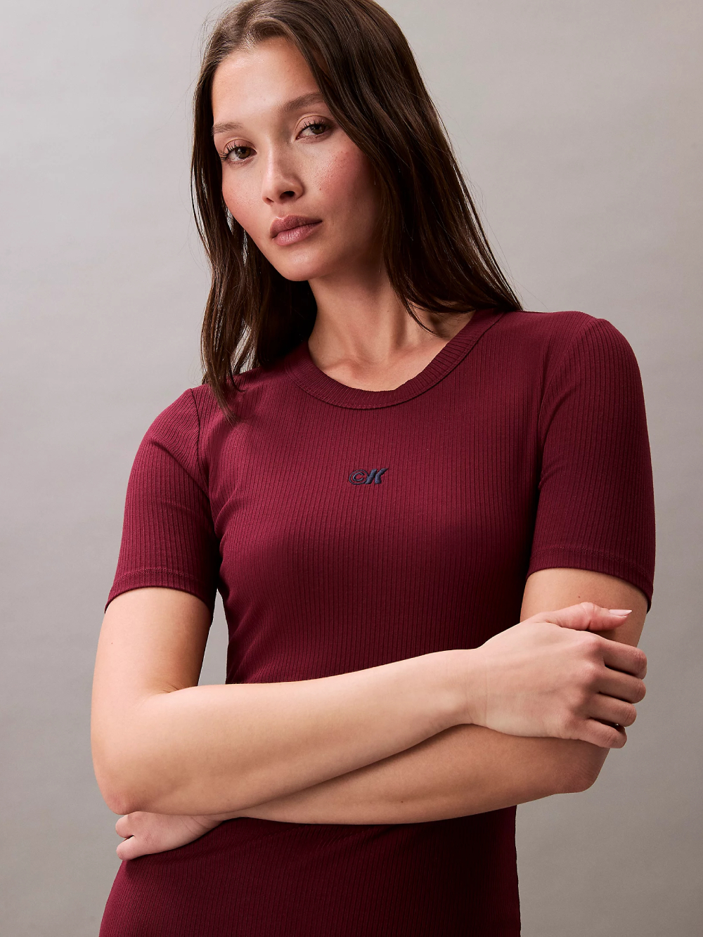 detail Calvin Klein dámské vínové šaty
