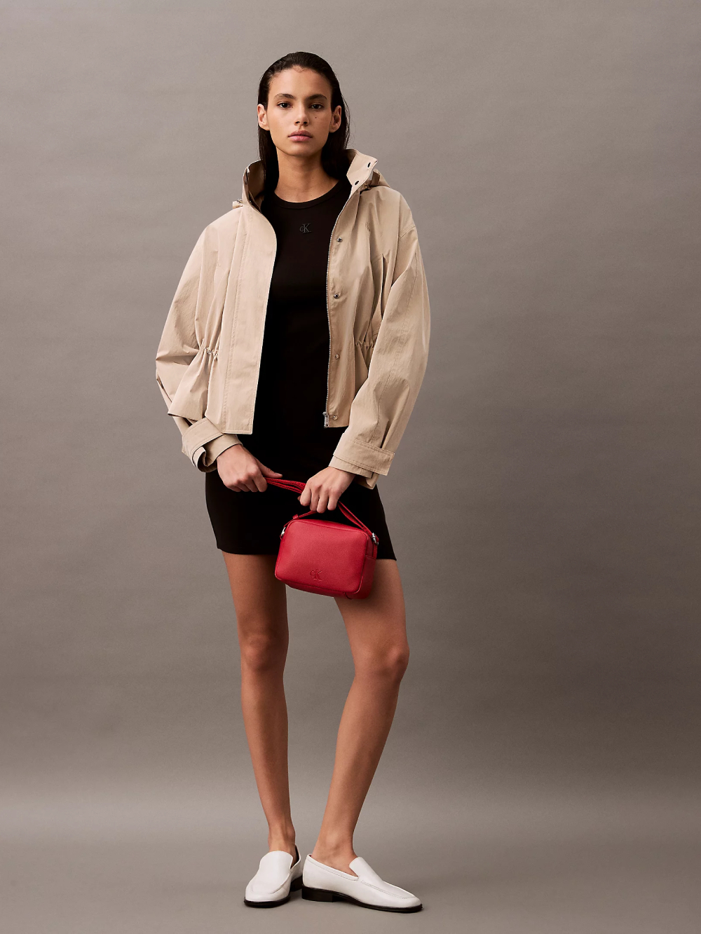 detail Calvin Klein dámské černé šaty