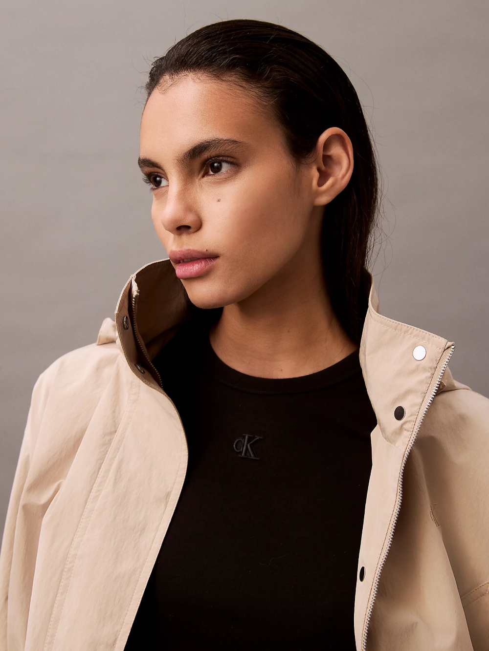 detail Calvin Klein dámské černé šaty