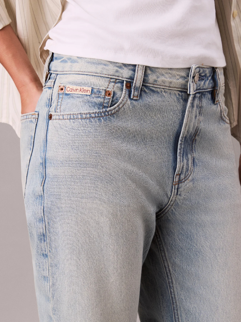 detail Calvin Klein dámské světle modré džíny