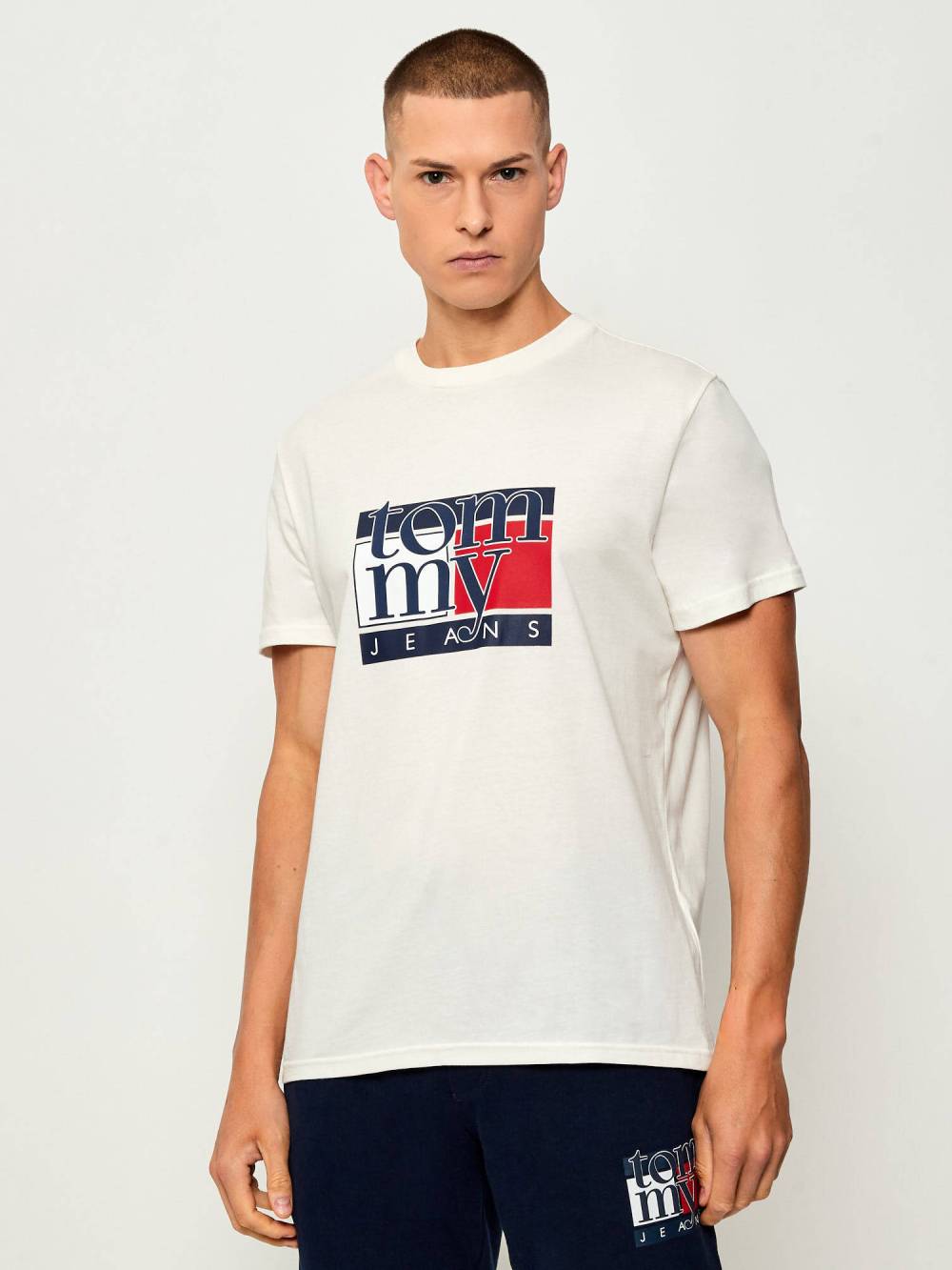 detail Tommy Jeans pánské krémové triko
