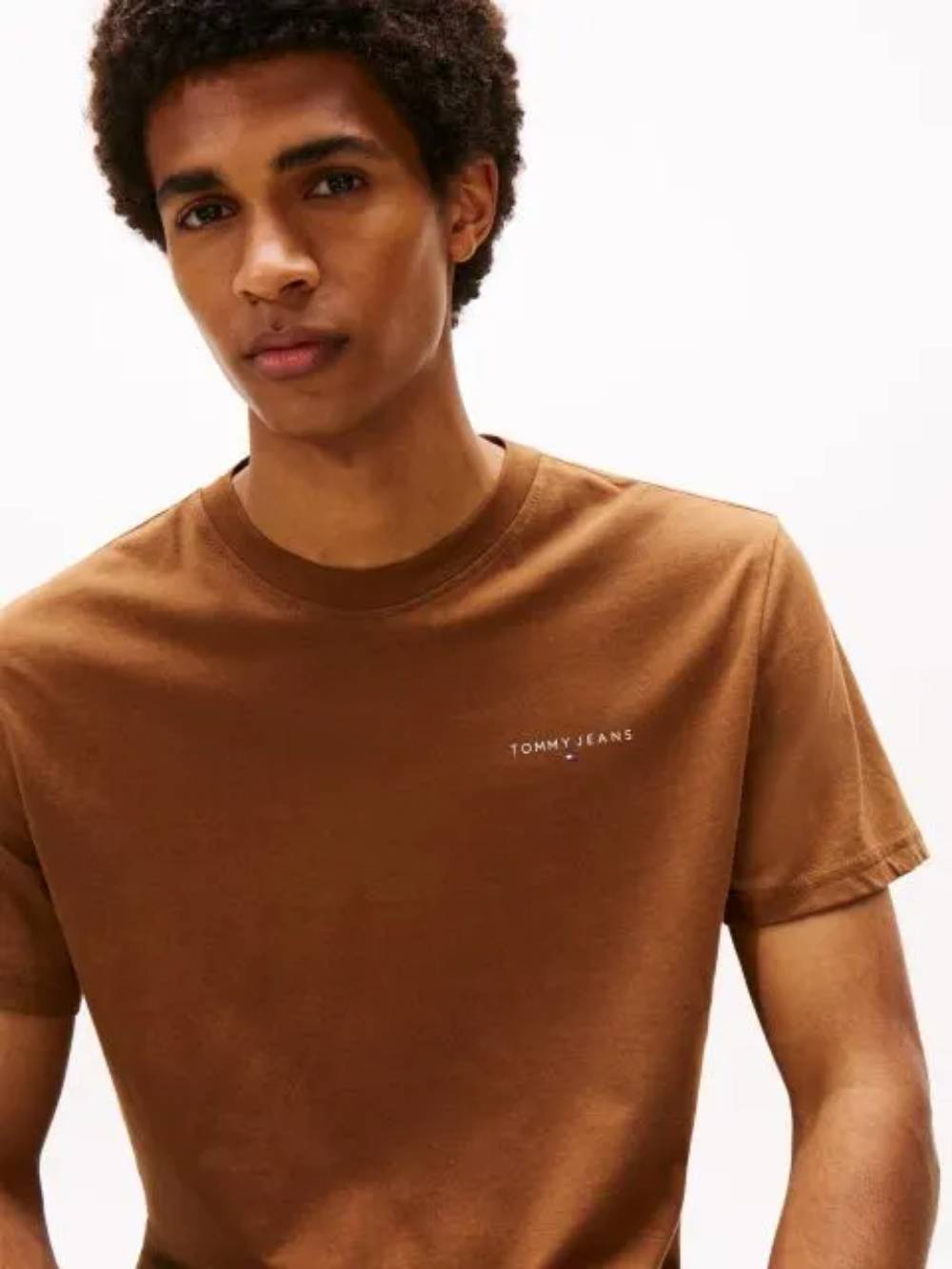 detail Tommy Jeans pánské hnědé triko