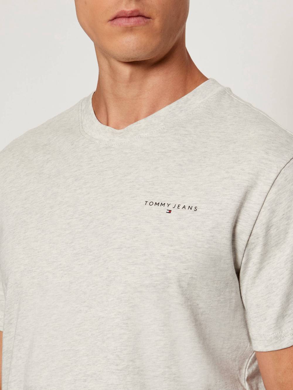 detail Tommy Jeans pánské šedé triko