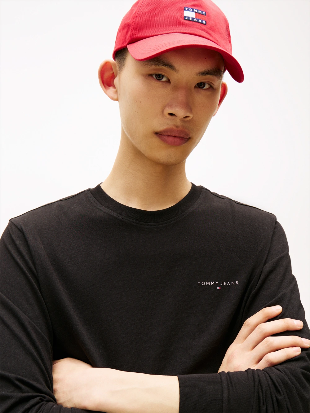 detail Tommy Jeans pánské černé tričko s dlouhým rukávem