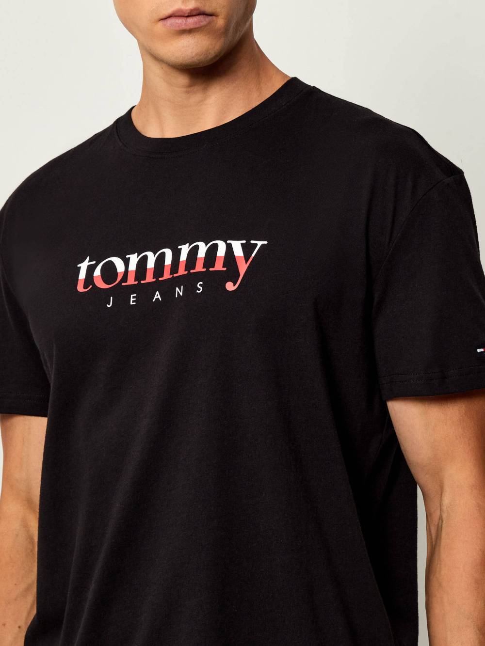 detail Tommy Jeans pánské černé triko