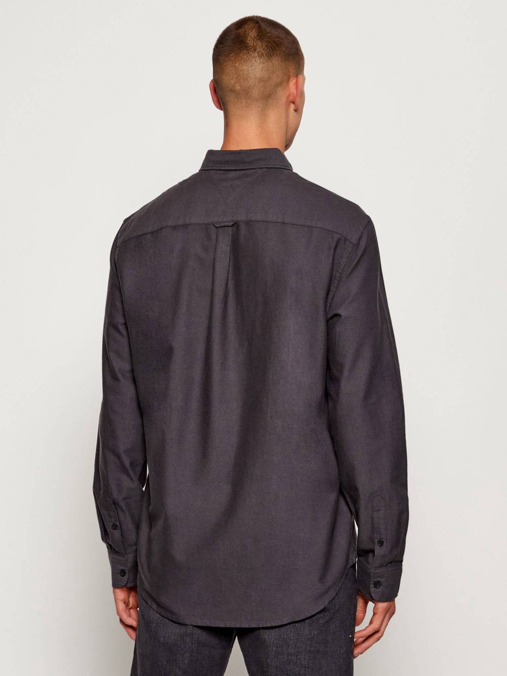 detail Tommy Jeans pánská šedá košile