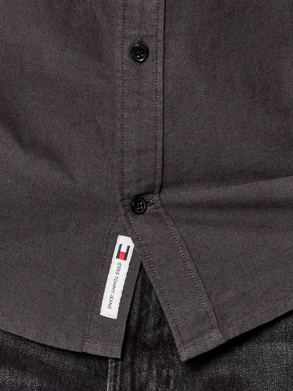 detail Tommy Jeans pánská šedá košile