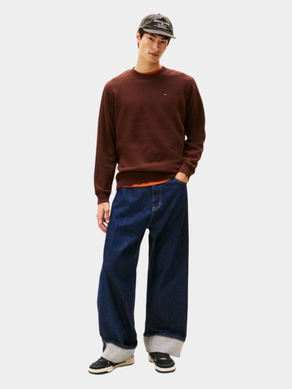 detail Tommy Jeans pánská hnědá mikina